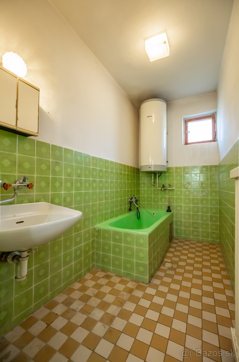 Väčší 5-izbový RD v obci ŠENKVICE, pozemok 824 m2 - 9