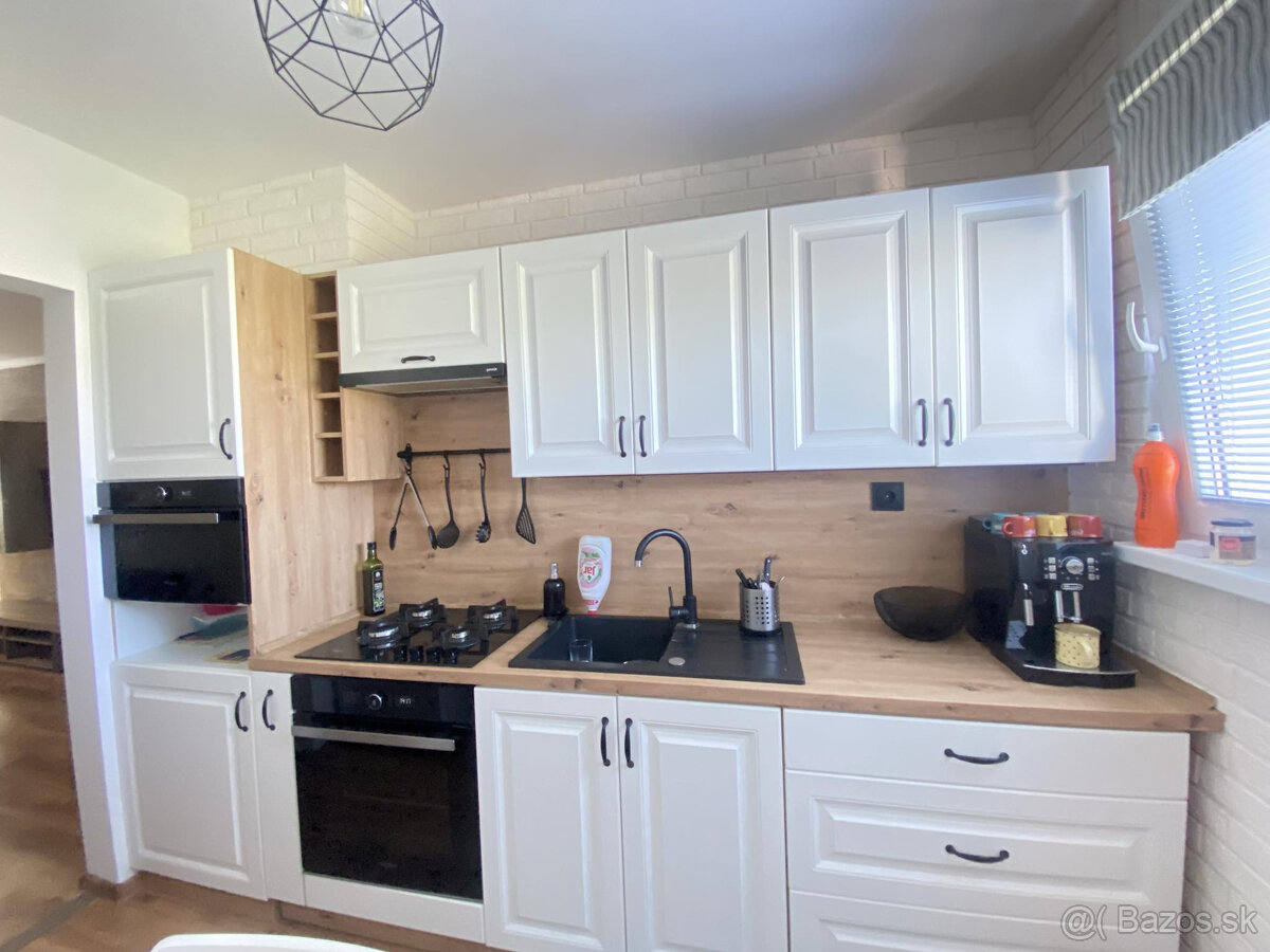 NA PREDAJ kompletne zariadený 3 izbový by po rekonštrukcii - 9