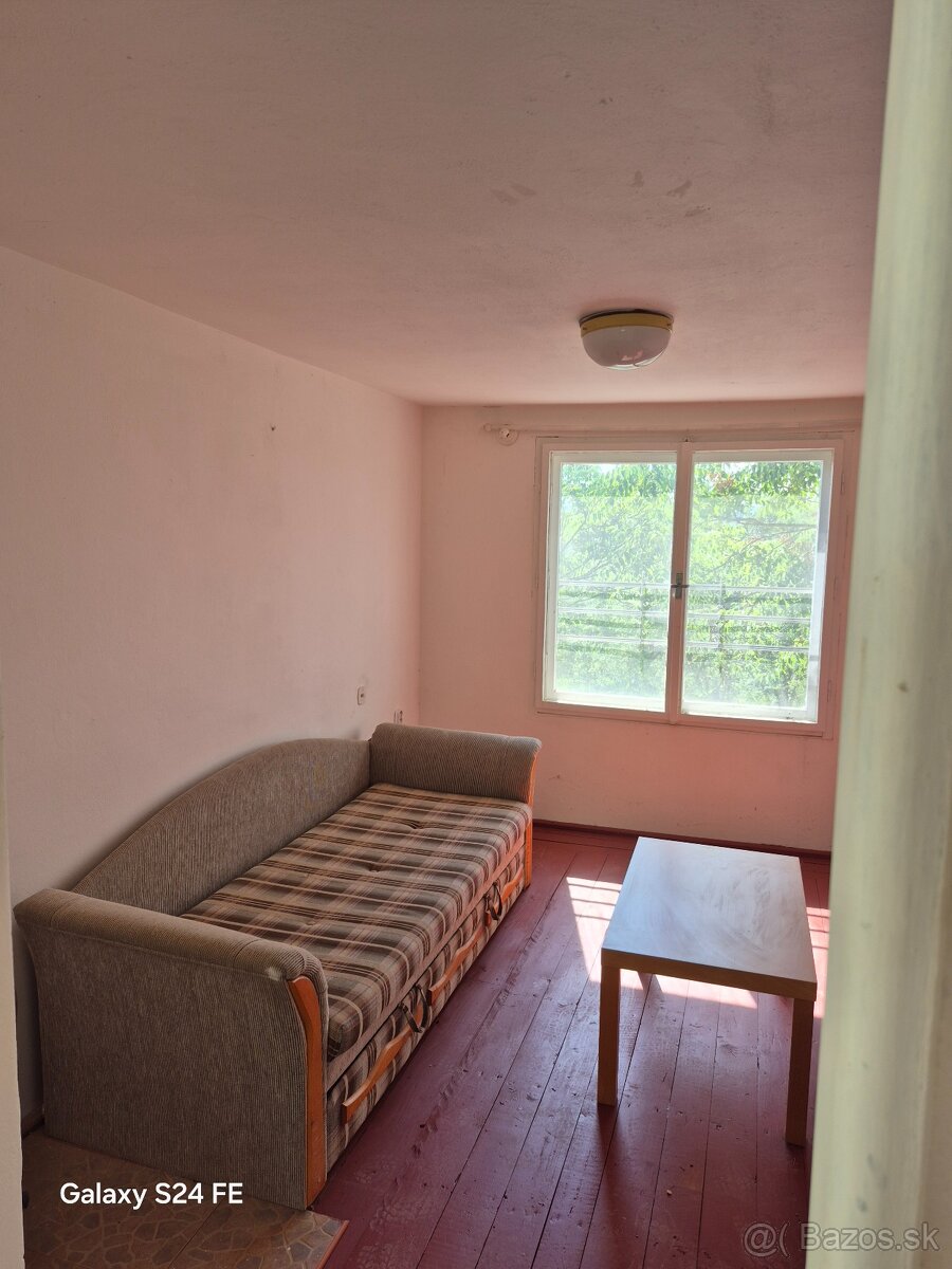 Chatka neďaleko Hrona v krásnej prírode - 9