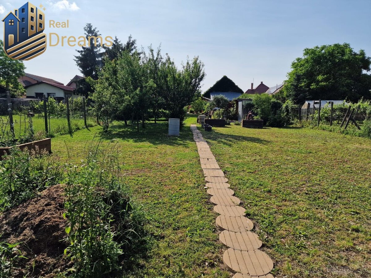 Krásny rodinný dom s rozľahlým pozemkom - 9