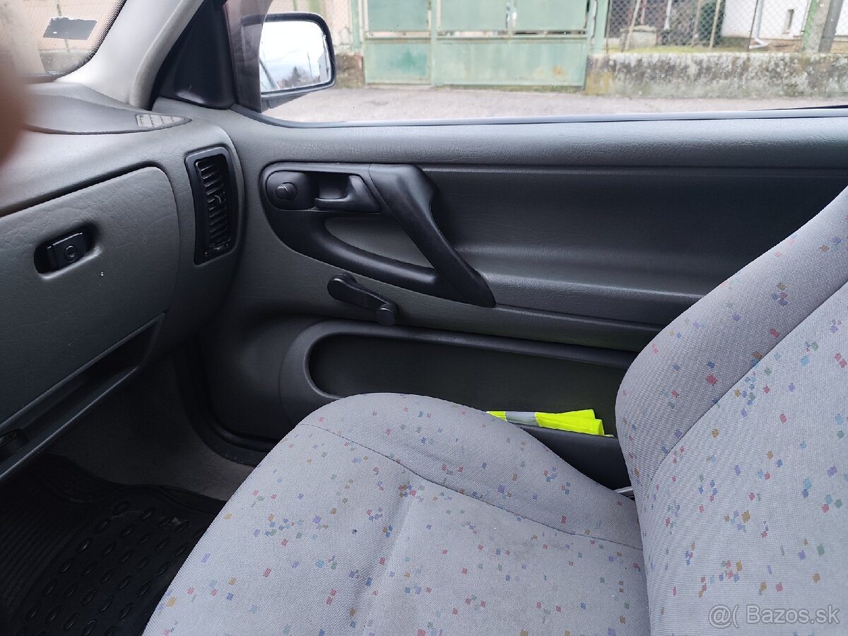 Volkswagen Polo 1.1 - 9