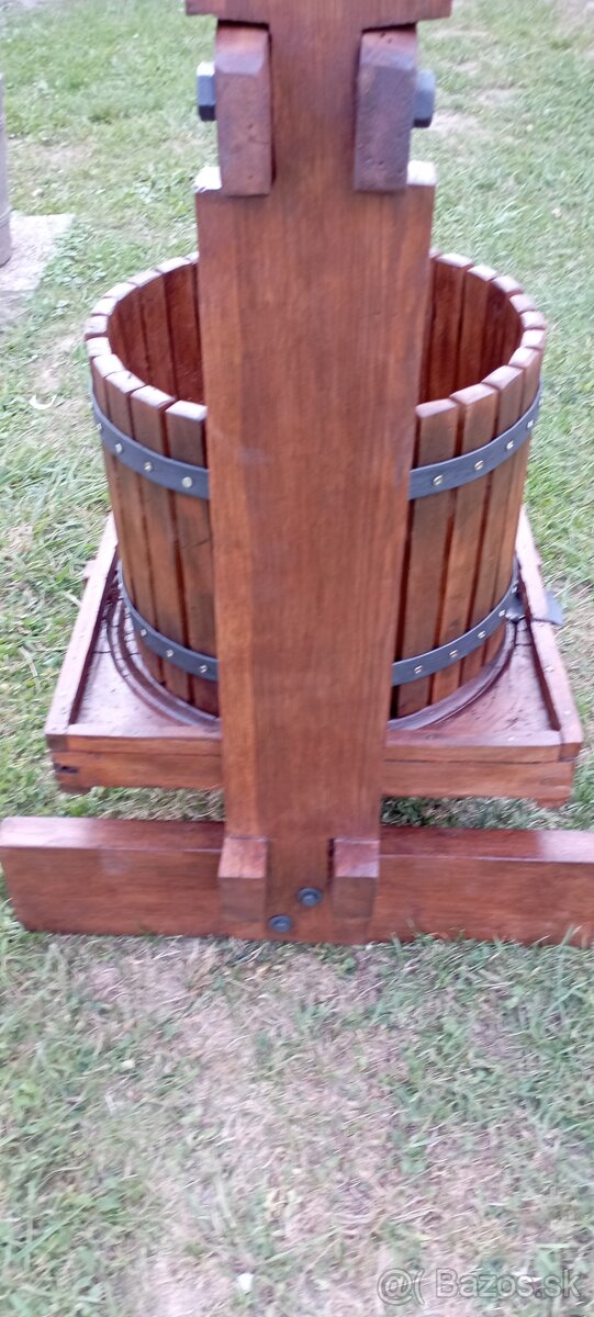 Starý drevený lis na hrozno - 9