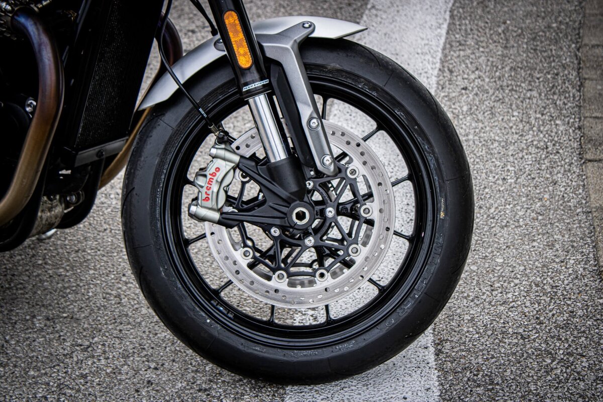 Triumph Speed Twin 1200 Stealth Edition - 9