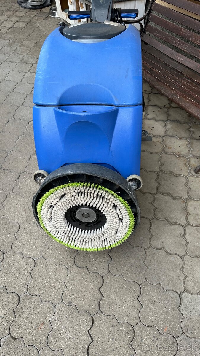 Predam profesionálny Podlahový umyvaci,Cistiaci stroj Numati - 9