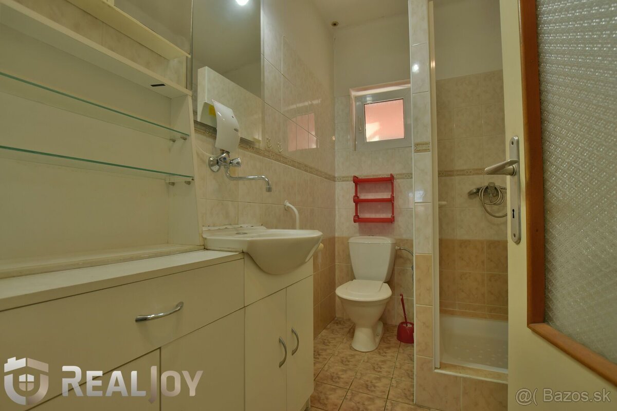 Ponúkame na predaj rodinný dom s garážou a veľkým pozemkom v - 9