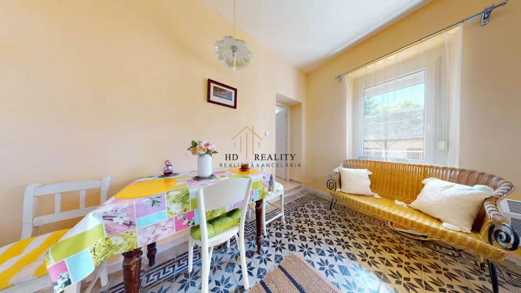 Rodinný dom s veľkým pozemkom v obci Chrťany - 9