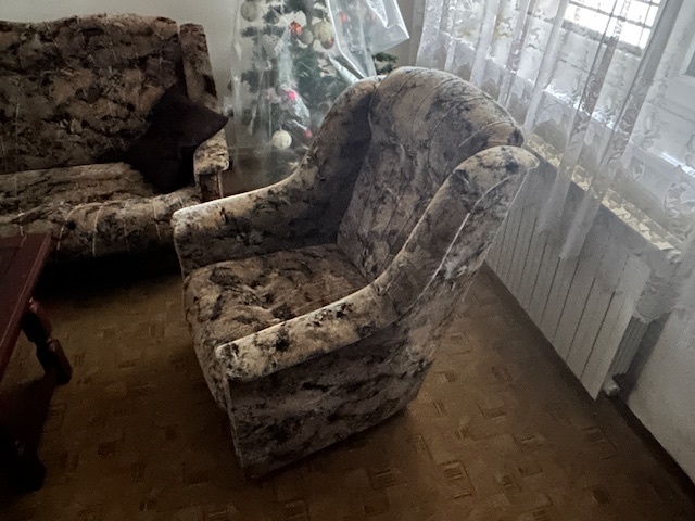Predám sedačku, 2 kreslá, 3 taburetky - 9