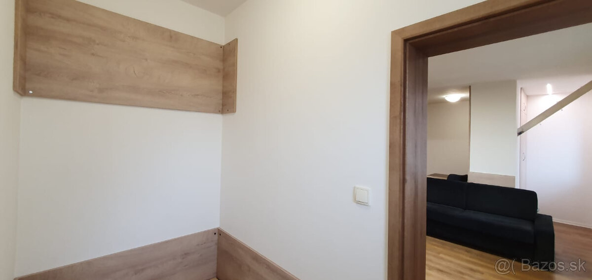 Prenájom 1 izbového bytu s parkovacím státím v centre BB - 9