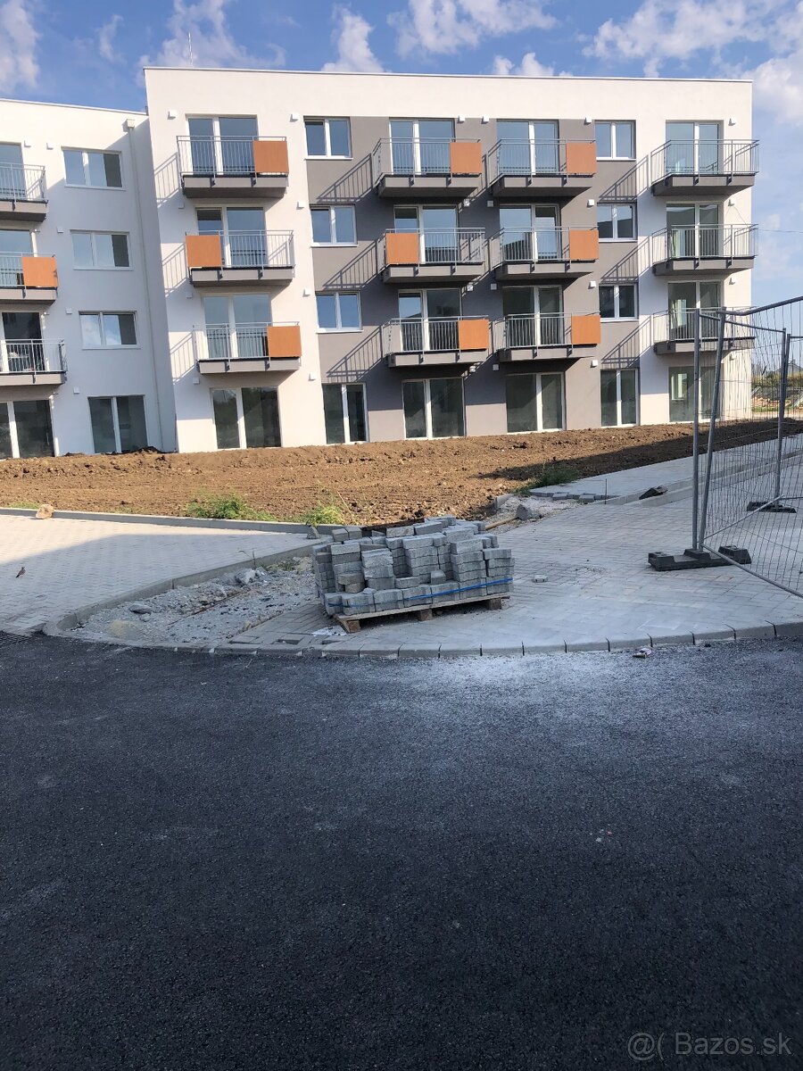 Skolaudovaný-2 izb. bytu s balkónom a parkovaním - B. Kostol - 9