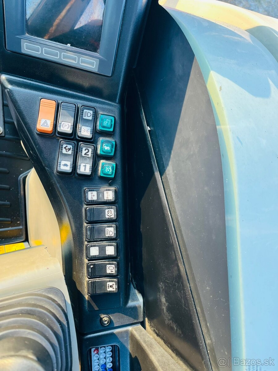 Kolesový bager Takeuchi TB295W - 9