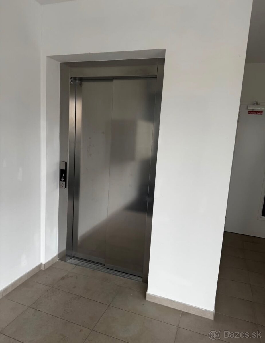 Krasna garzonka na prenajom - 9