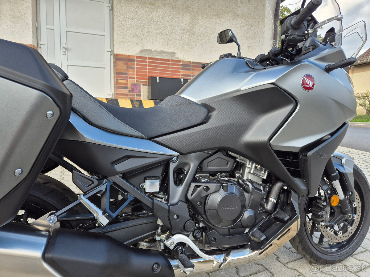 Prodám Honda NT1100 , r. v. 2024, ABS, TC, ČR, 3507km - 9