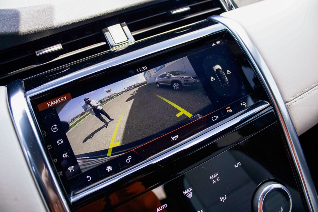 Land Rover Discovery Sport 2.0D SD4 SE AWD A/T - 9