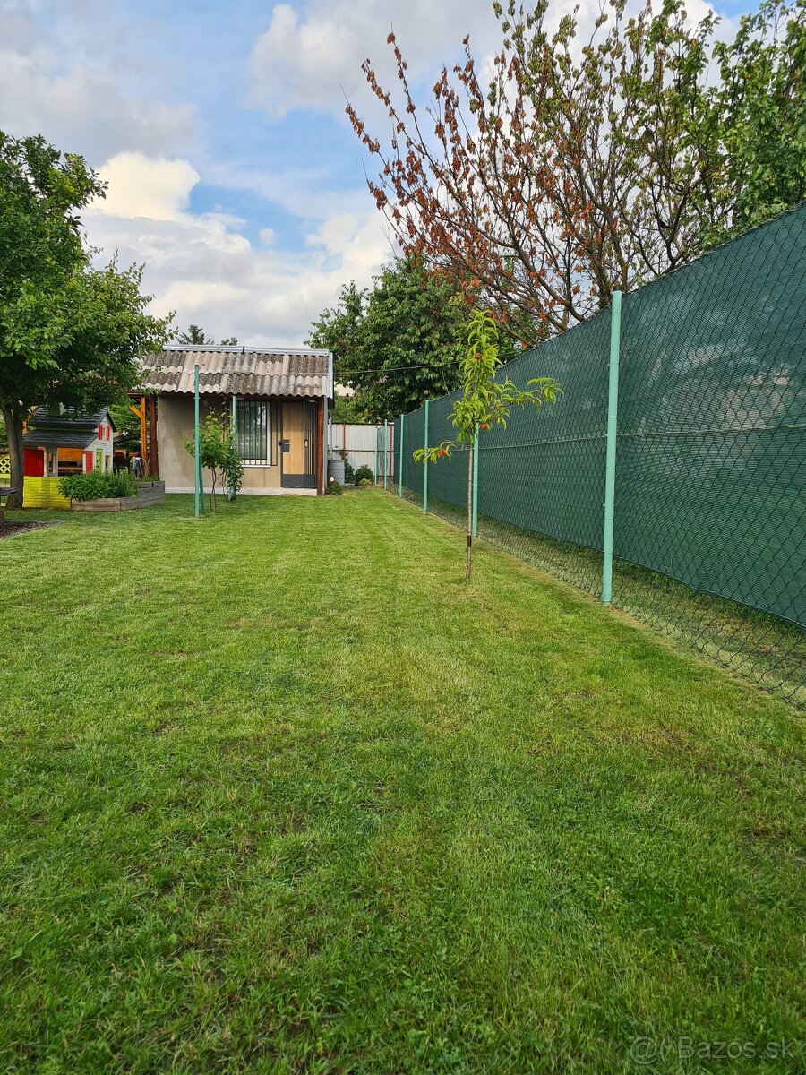 Záhrada v tichej časti Serede - 9