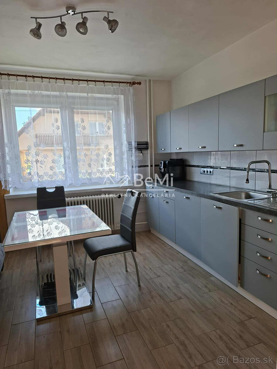 Rodinný dom s veľkou záhradou a garážou v tichej časti Choch - 9