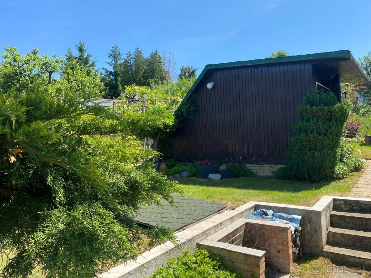 Záhrada s dreveným domčekom - 9