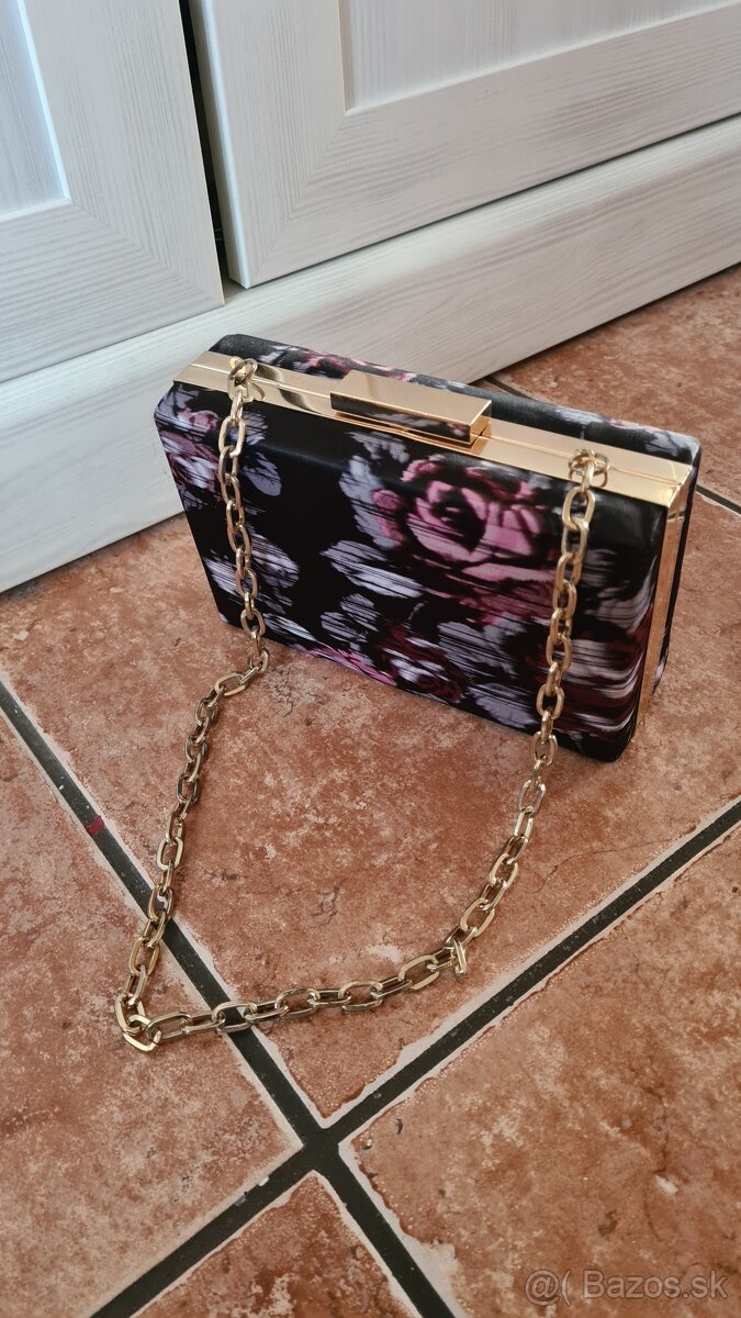 Dámsky kabát, 2 šaty a 3 kabelky. - 9