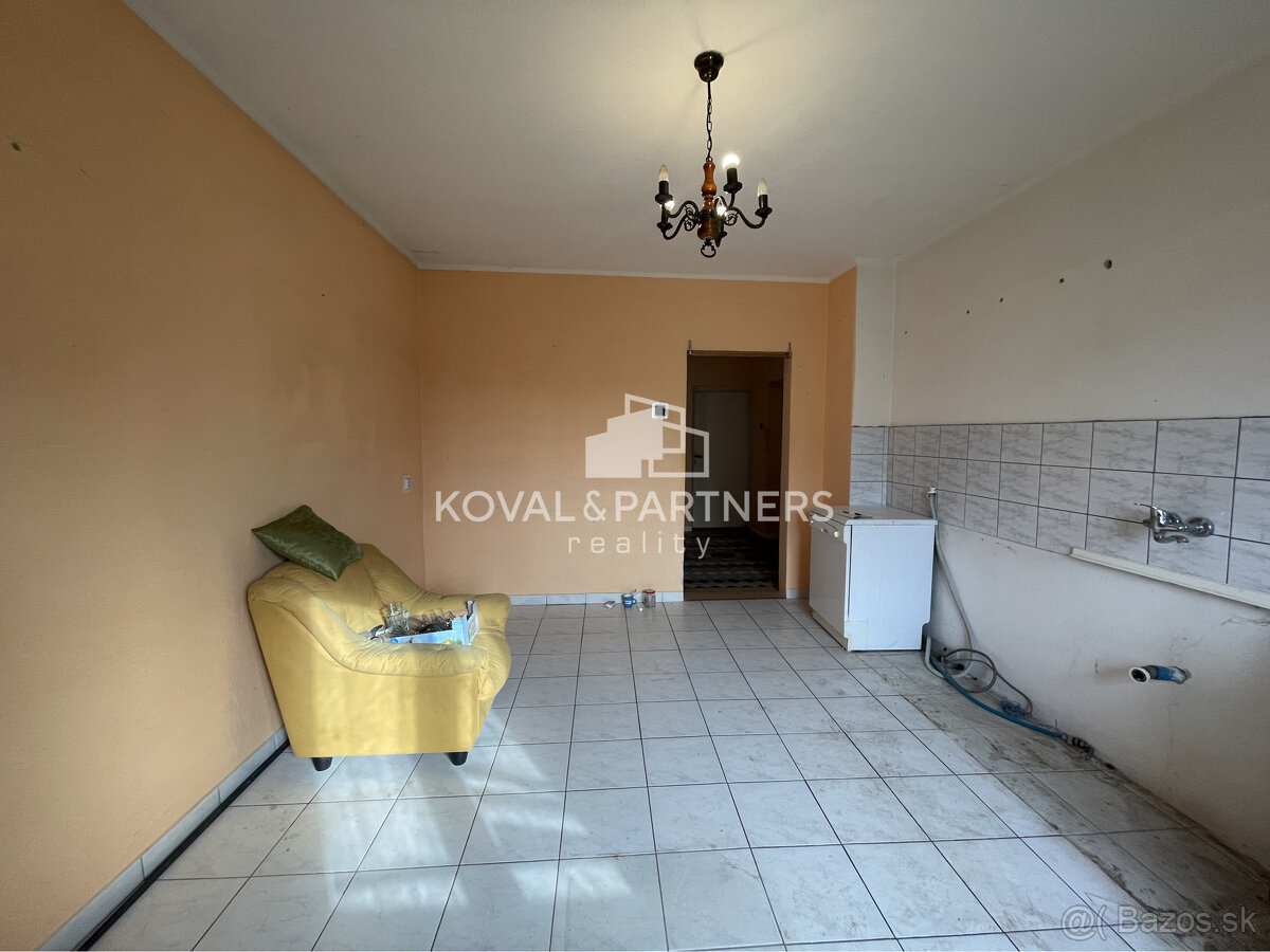 Priestranný poschodový rodinný dom s garážou - Kovarce - 9