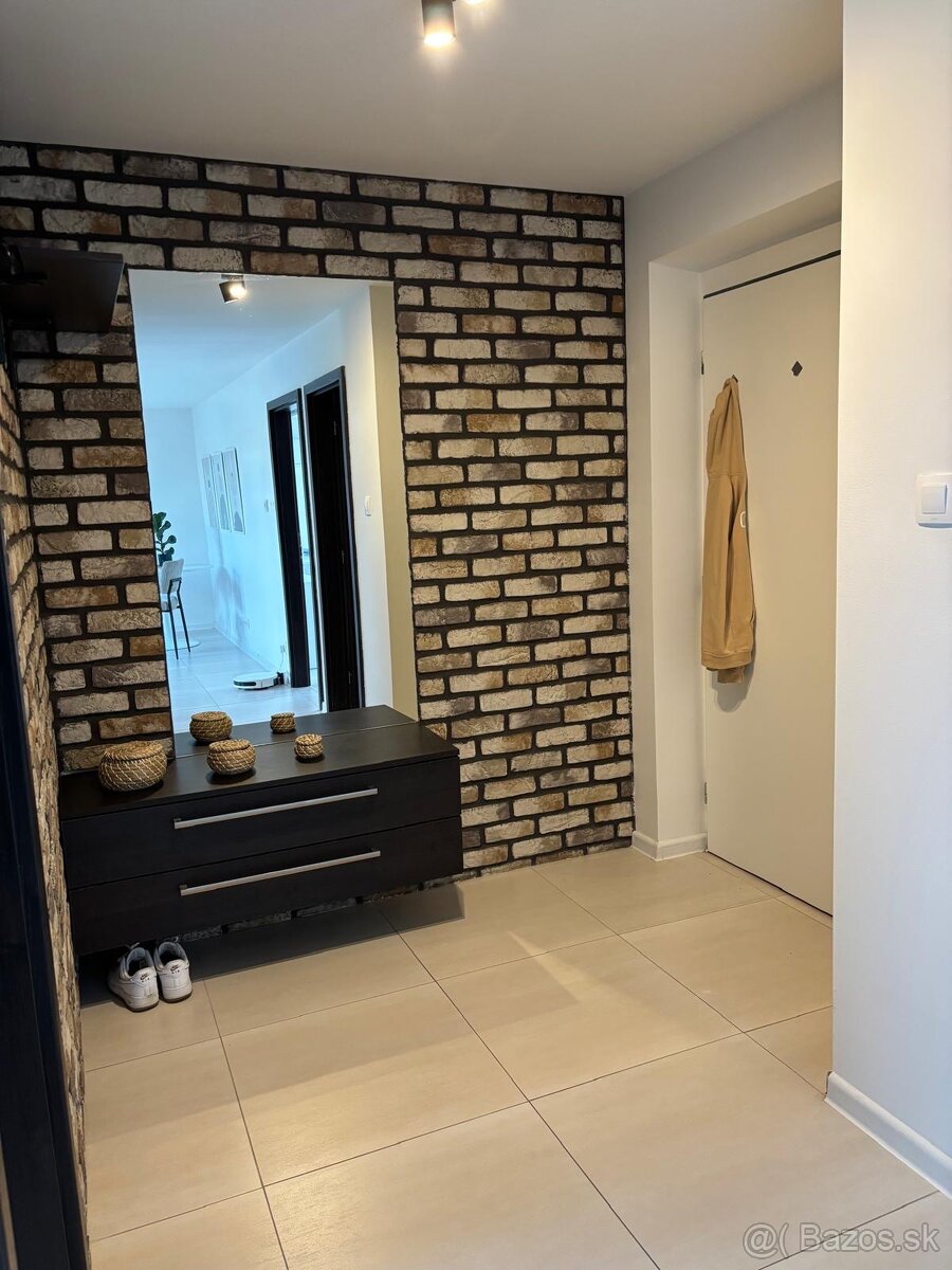 Velkometrážny slnečný byt na predaj - 9