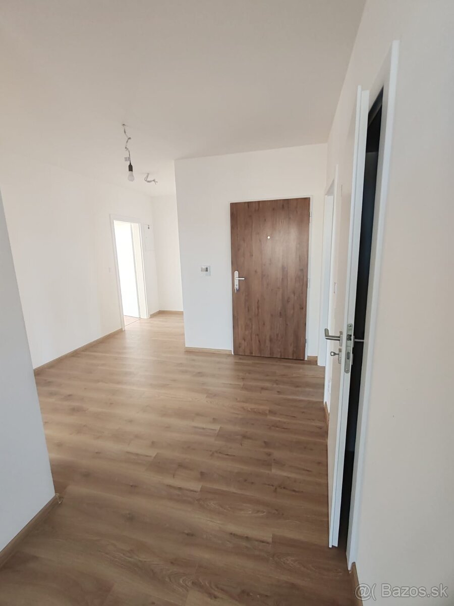 4i byt s 2 balkónmi,2 toaletami+ vonkajšie parkovanie v cene - 9