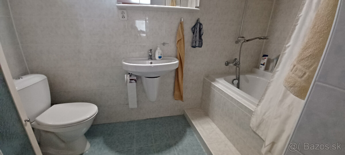 Na predaj 7. izbový dvojpodlažný rodinný dom Smolenice. - 9