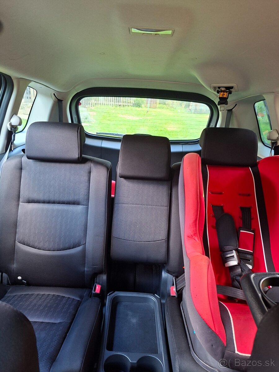 Mazda 5 - 9