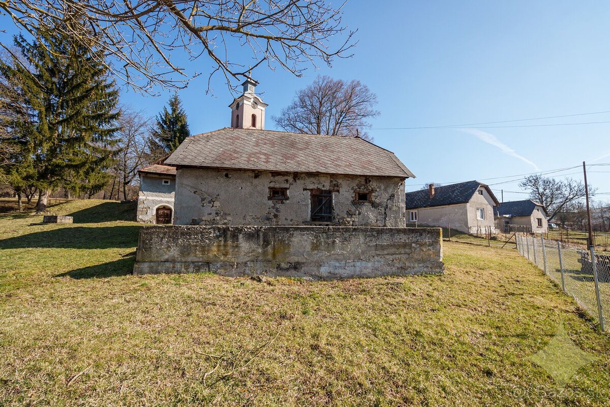 Hospodárska budova s pivničným domčekom a malým jazierkom - - 9