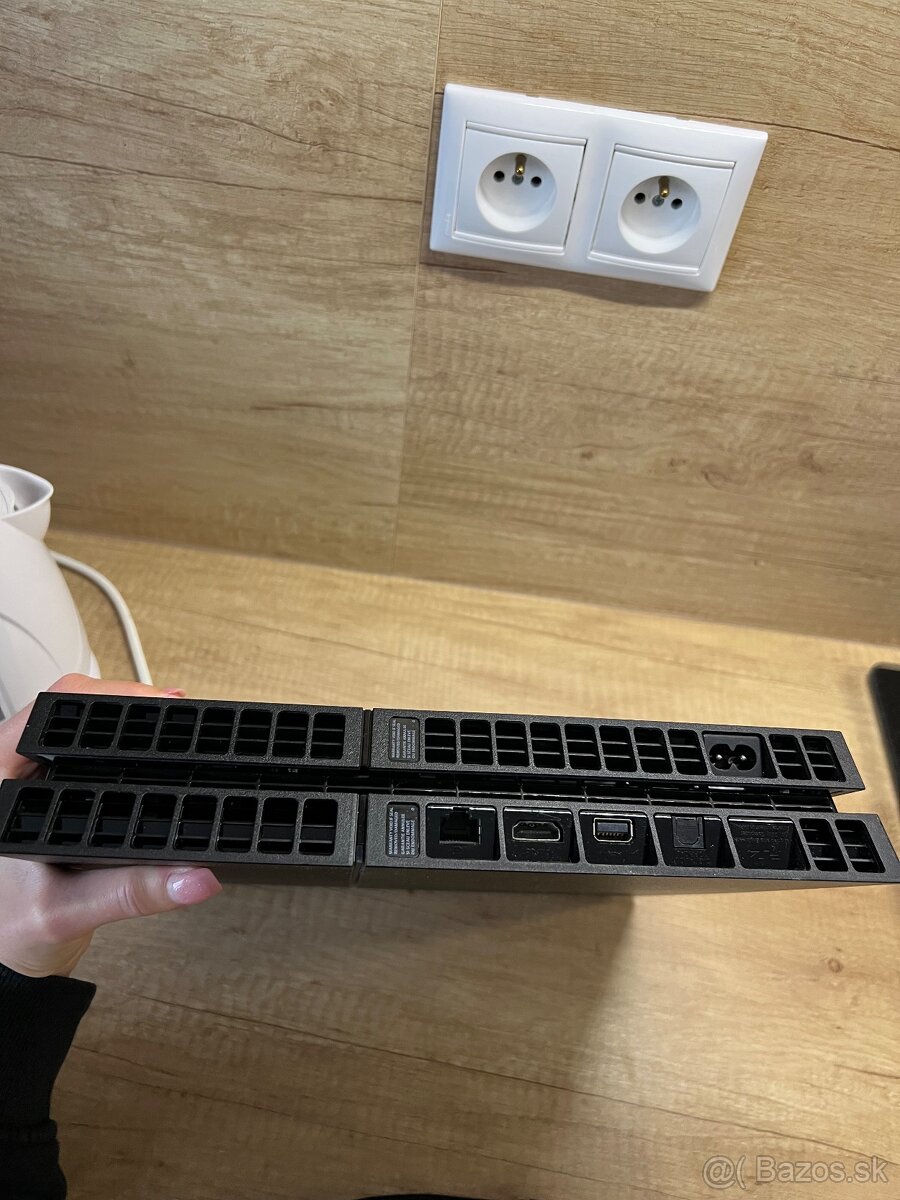 PlayStation 4 (PS4) - 9