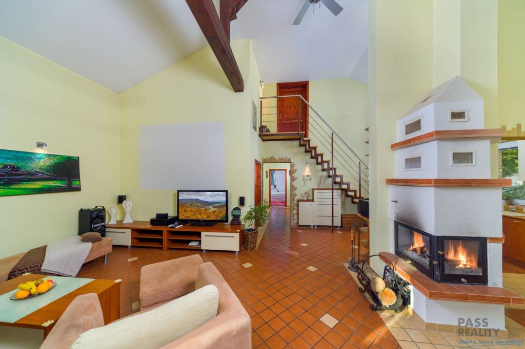 Rodinný dom s podkrovím, 2-garážou, parking, vírivka v srdci - 9