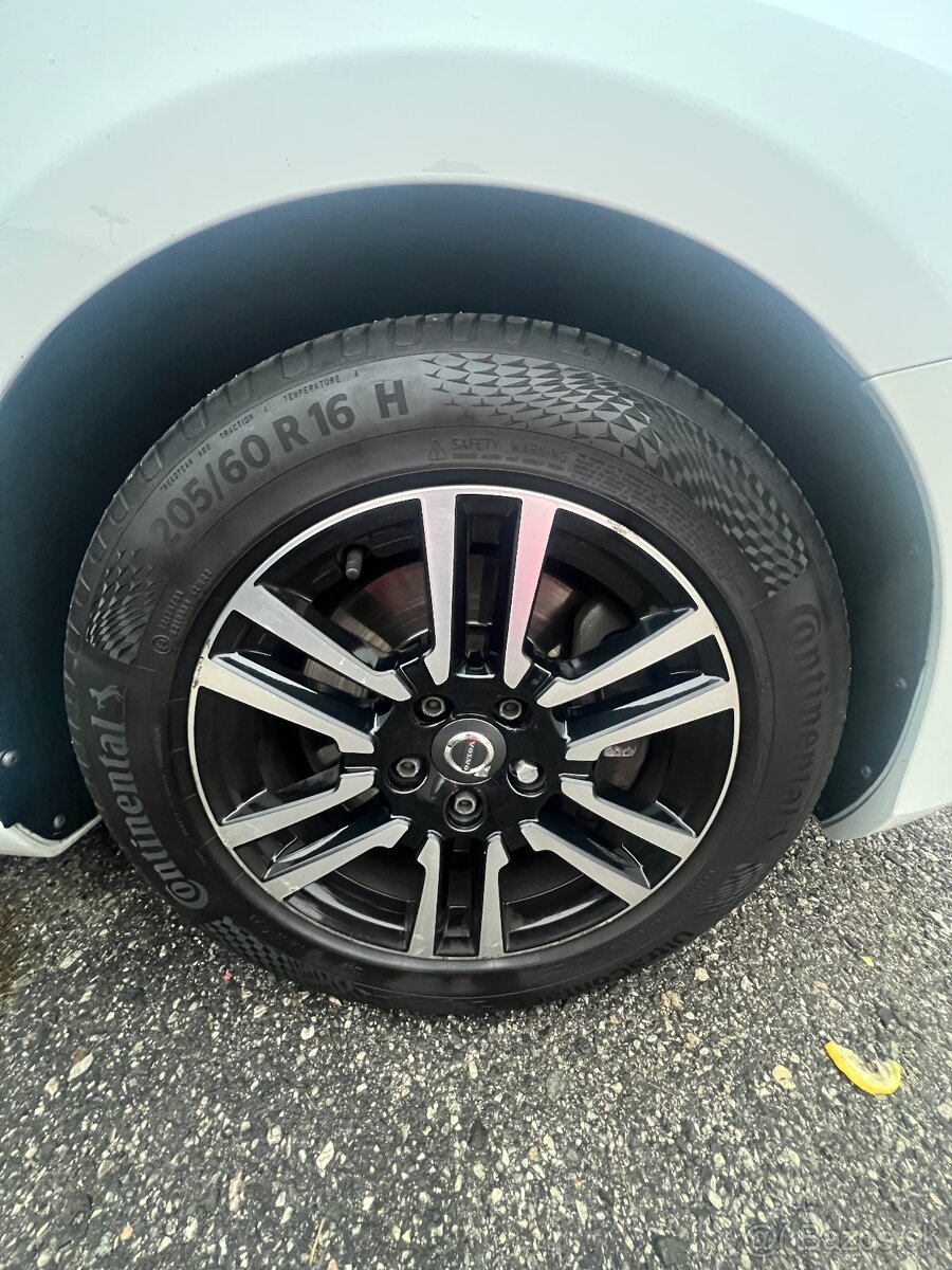 Predám Volvo v40 ročník 2017 - 9