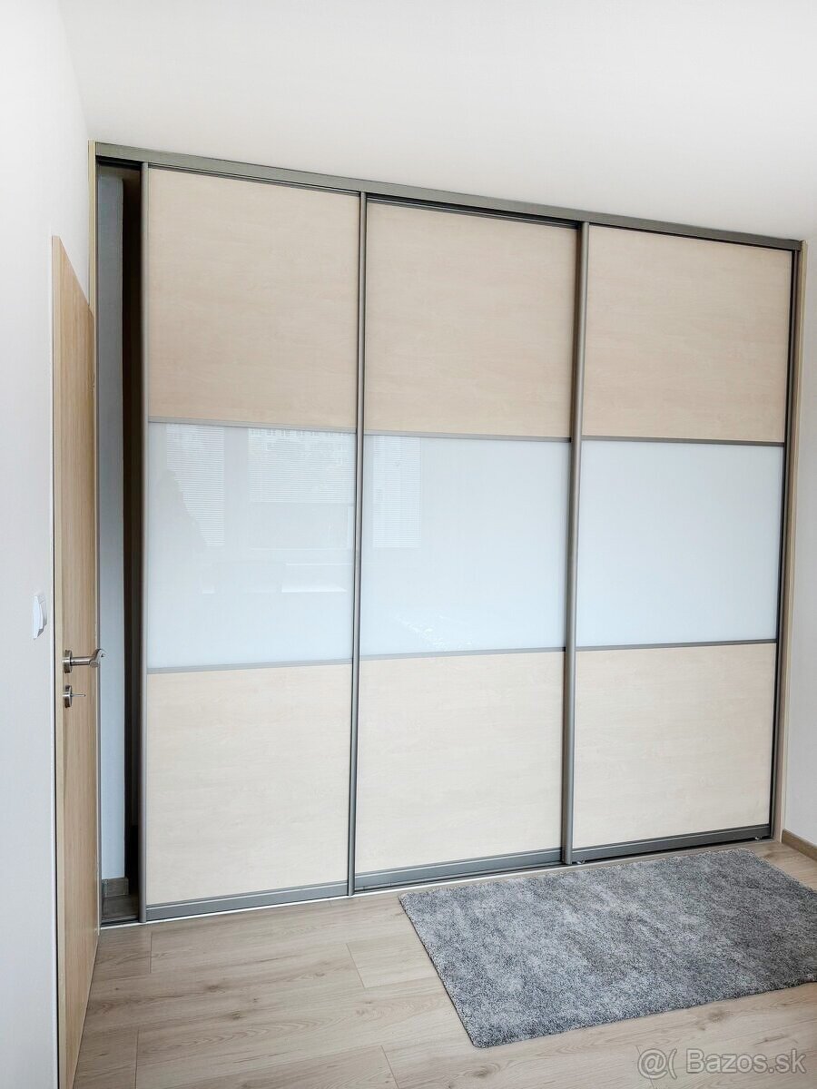 Ponúkame na prenájom priestranný 4-izbový byt na Hronskej ul - 9