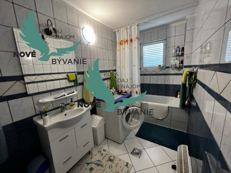 Na predaj dom s 3 apartmánmi len 250m od mora, Chorvátsko - - 9