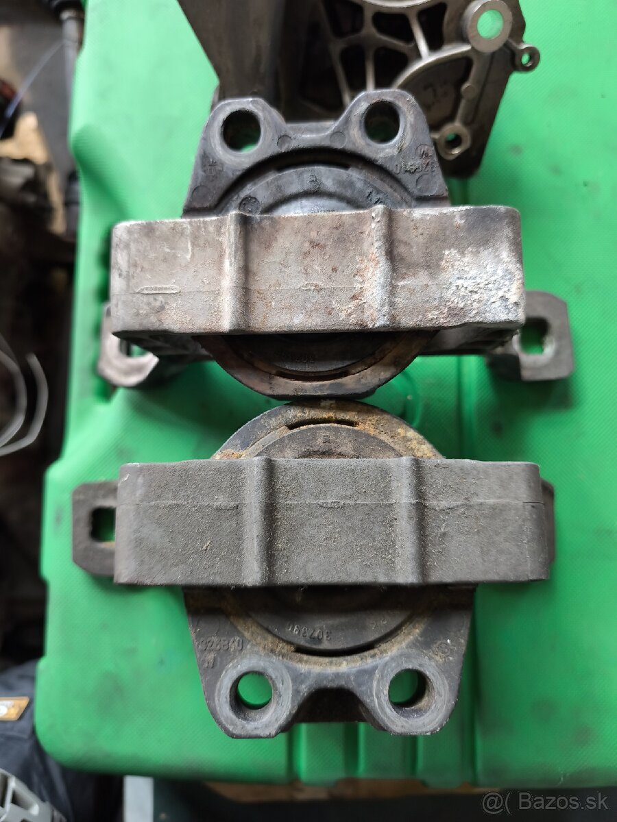 Predám 2 alternatory , kompresor klímy, poduški morora - 9