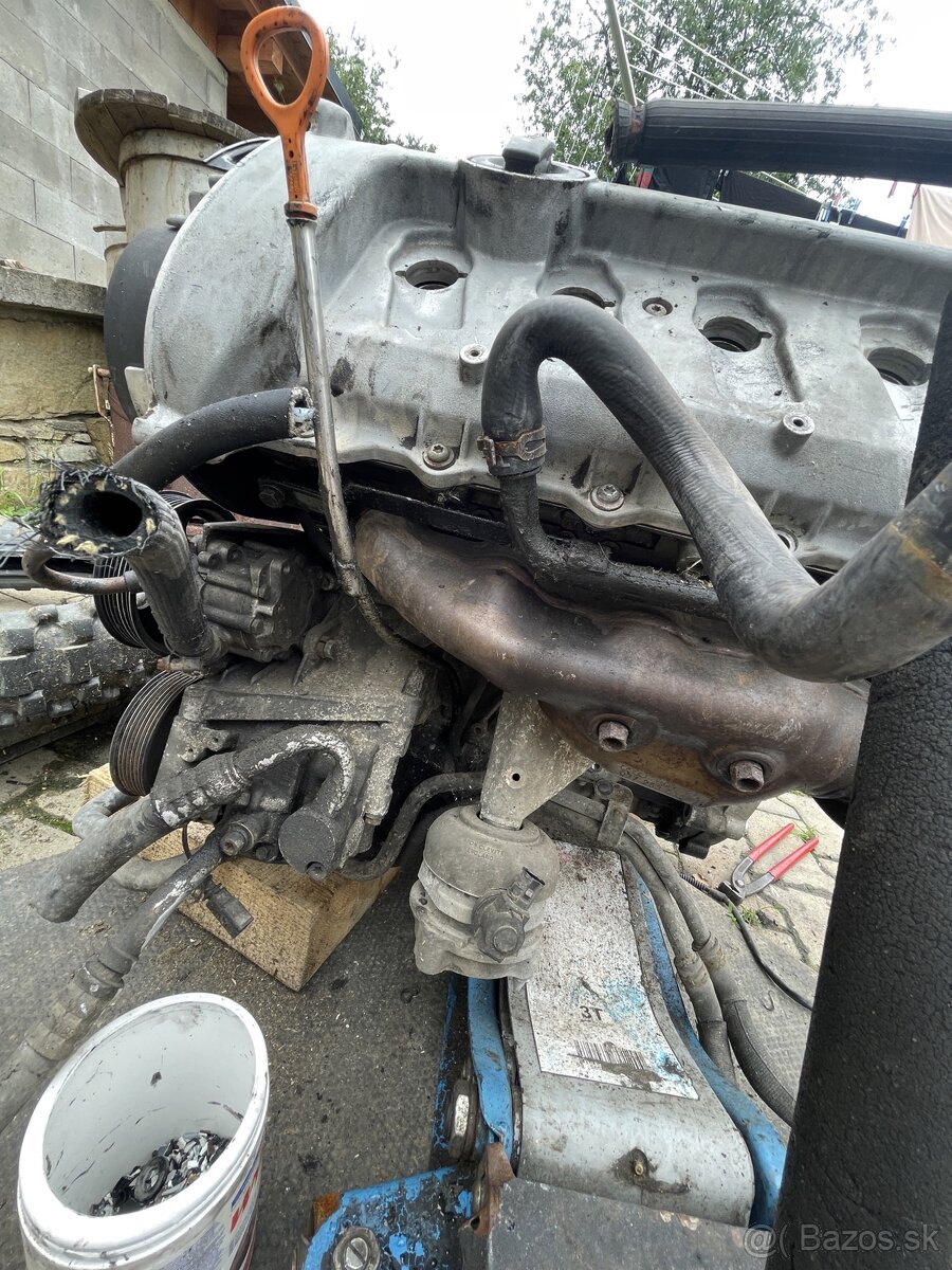 Predám alebo rozpredam motor V8 - 9