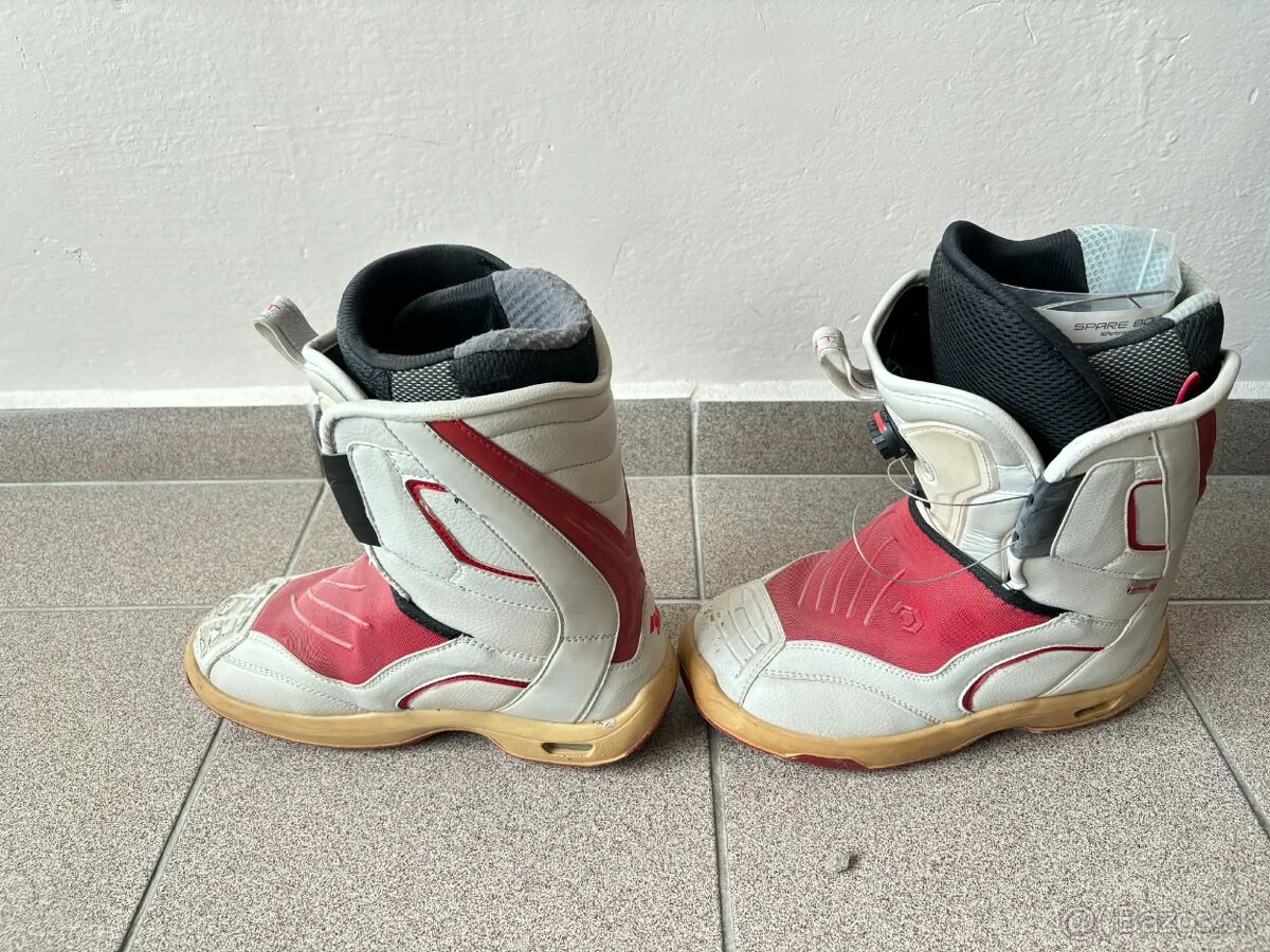 Snowboard a viazaním a topánkami - 9