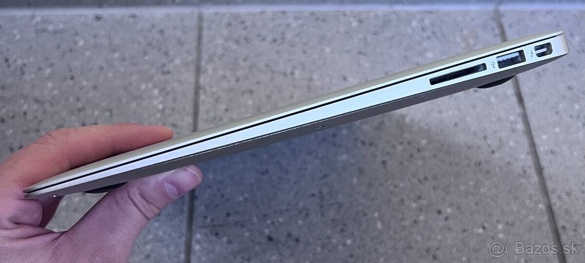 MacBook Air / intel i5 / 4GB RAM / 240GB SSD / 13" - 9