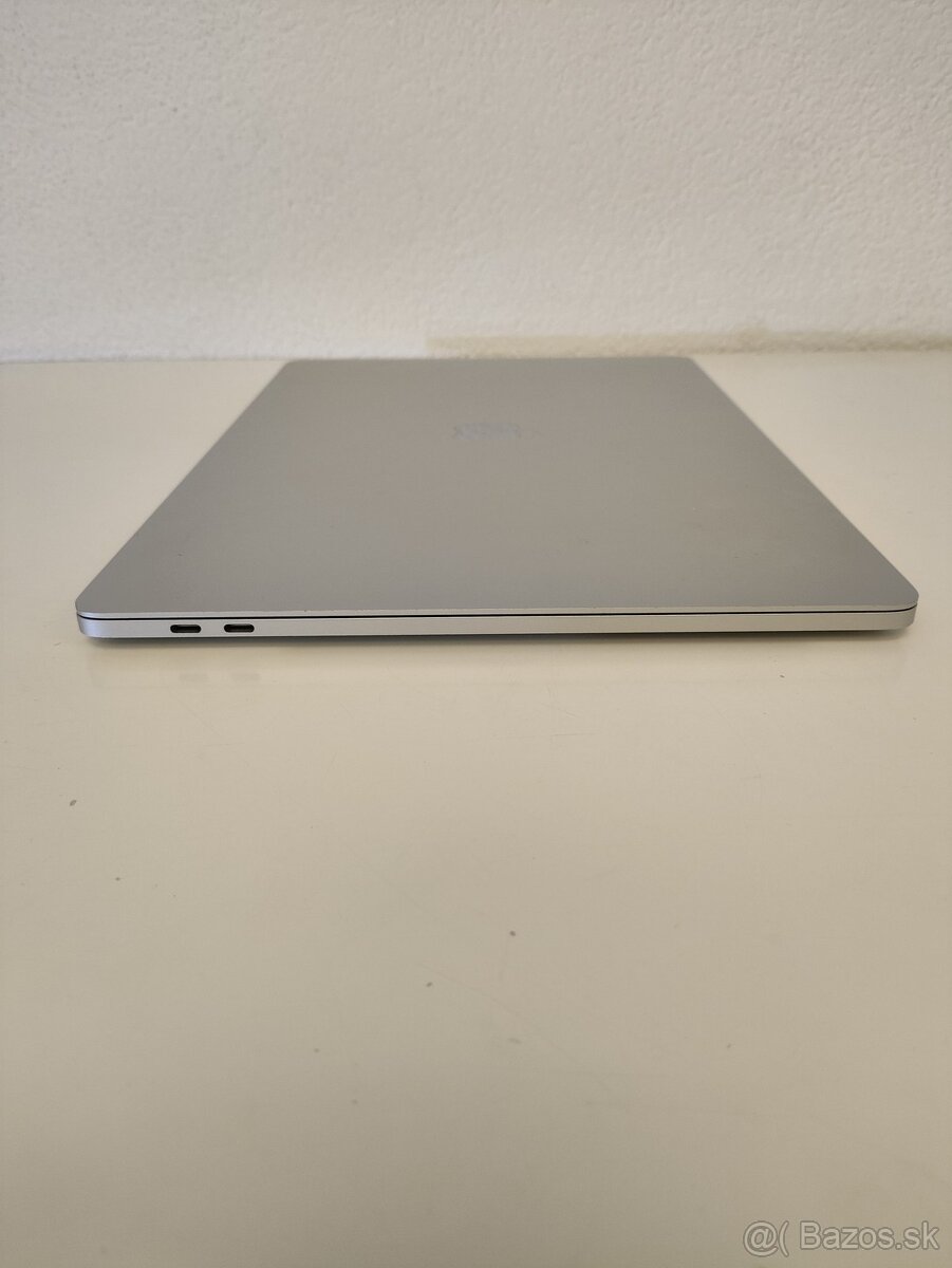 MacBook Pro 15" (2016) | Intel Core i7 • 16 GB RAM • 256 GB - 9
