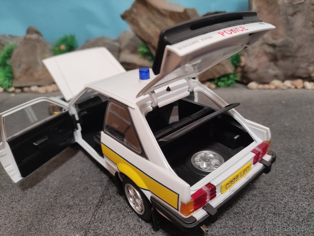 prodám model 1:18 FORD Escort XR3i - 9
