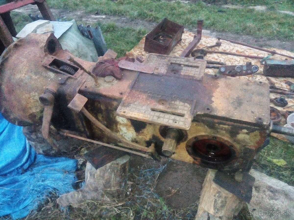 Predám kabínu na Zetor 25. Mam aj iné náhradné diely prevodo - 9