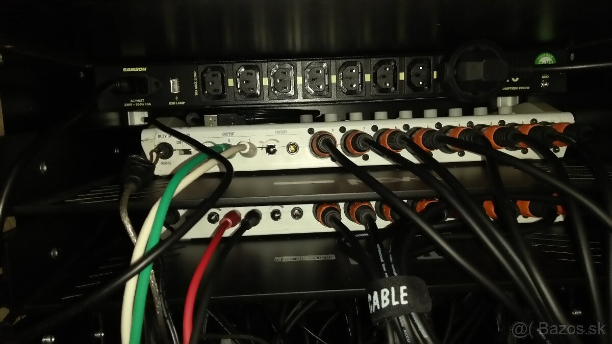 Rackový kufor 12U s príslušenstvom a mikrofónové splittery A - 9