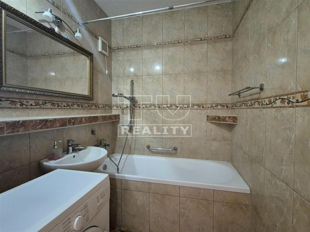 Priestranný 3-izbový byt s loggiou a zariadením v... - 9