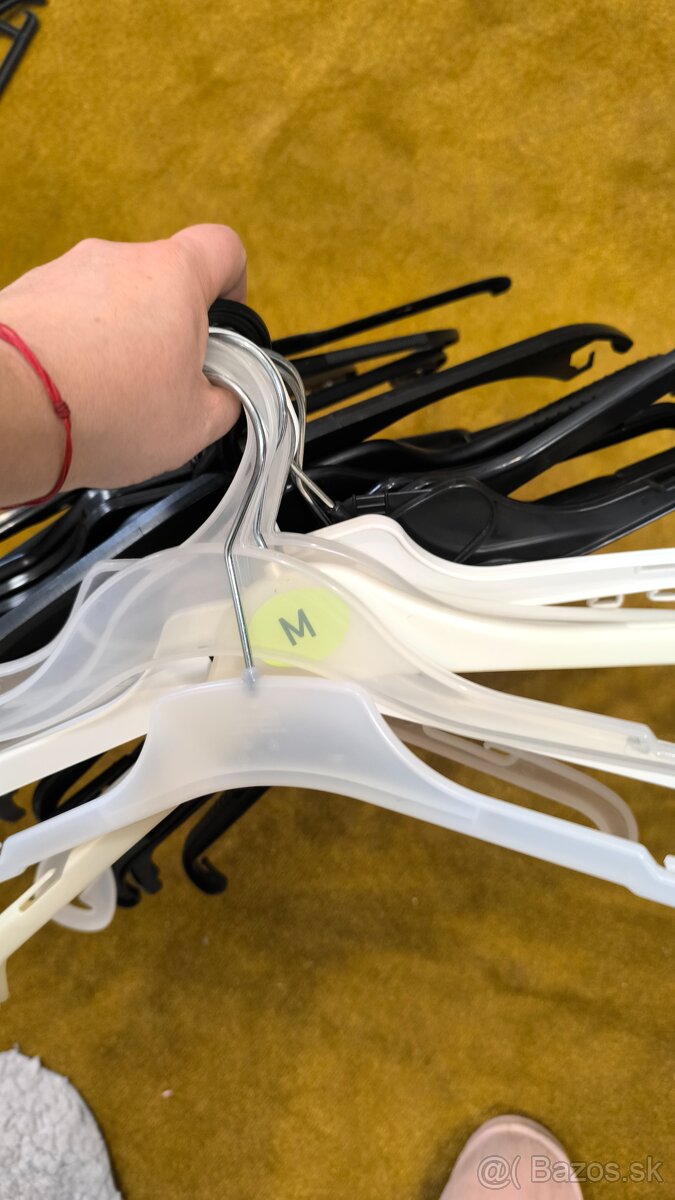 24ks plastových vešiakov mix - 9