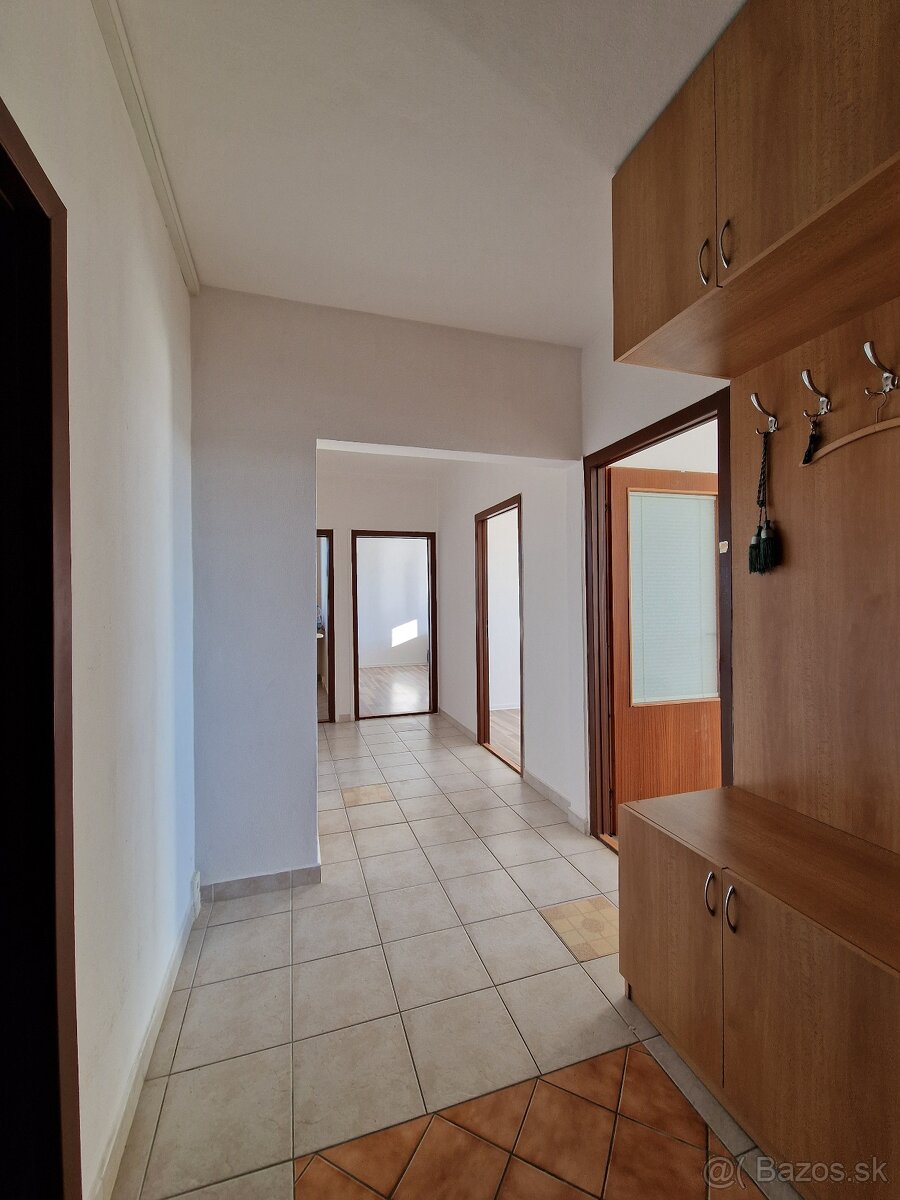 Na predaj priestranný 3 -izbový byt na Severnej ulici v MnB - 9