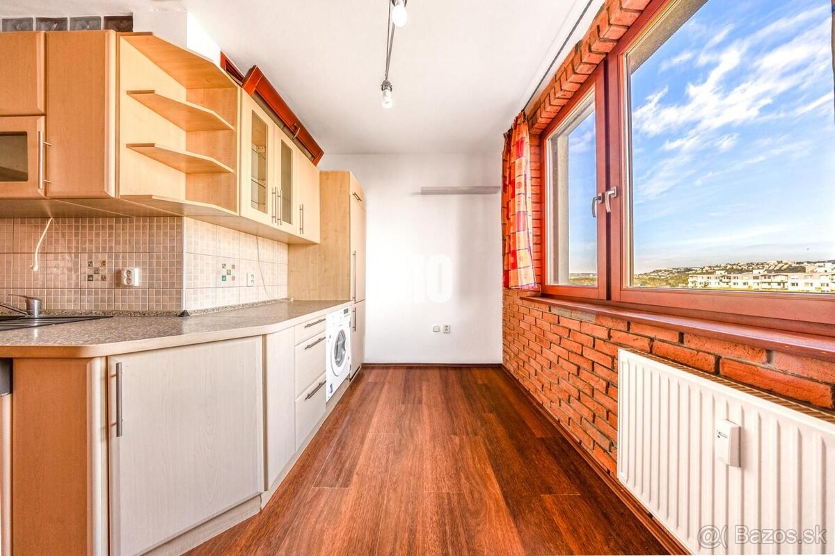 2 IZBOVÝ BYT S VÝHĽADOM NA MESTO NA SEVERE PETRŽALKY - ul. V - 9