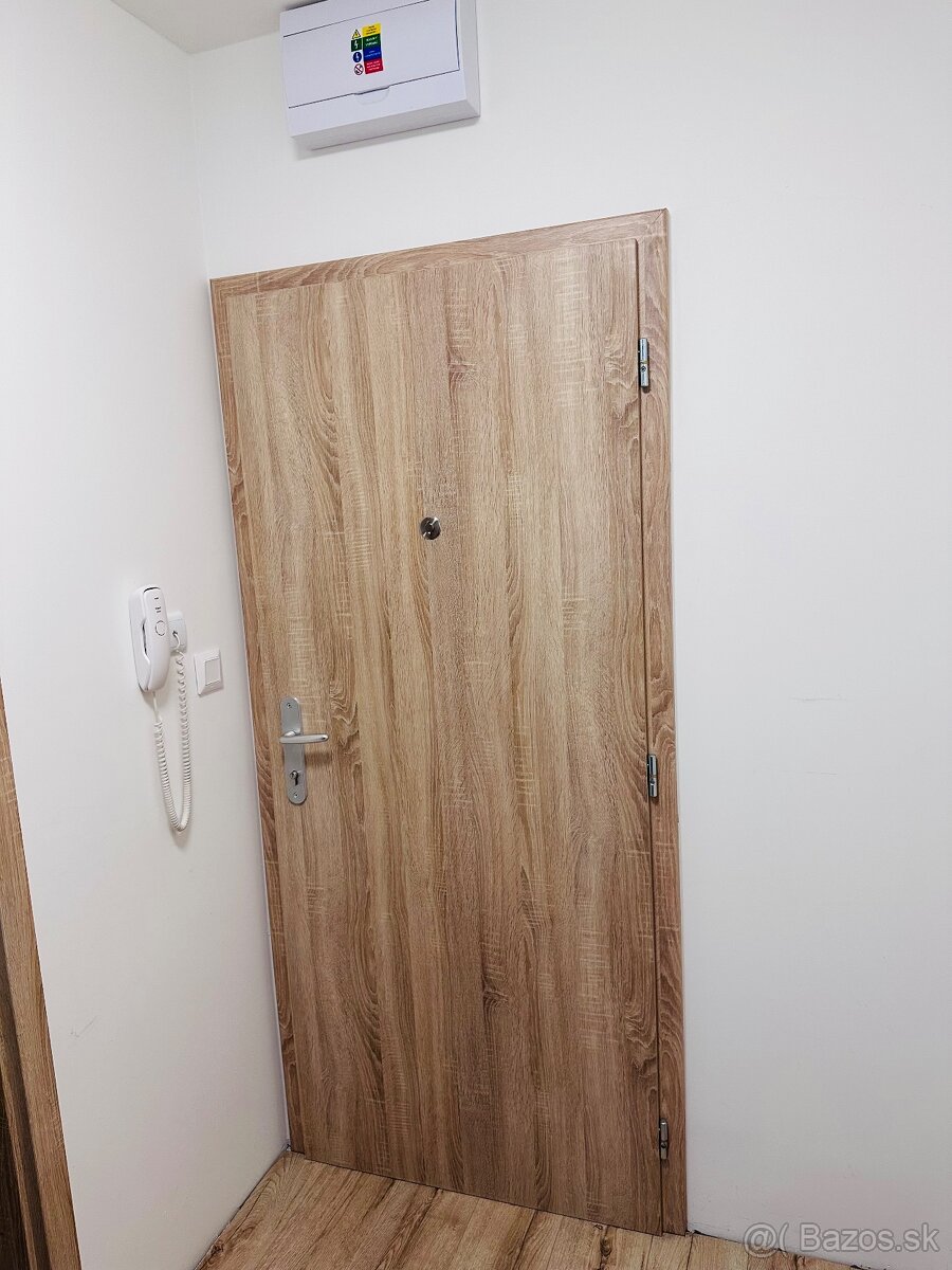 Banska Bystrica -centrum-zrekonštruovaná garzónka-predám - 9