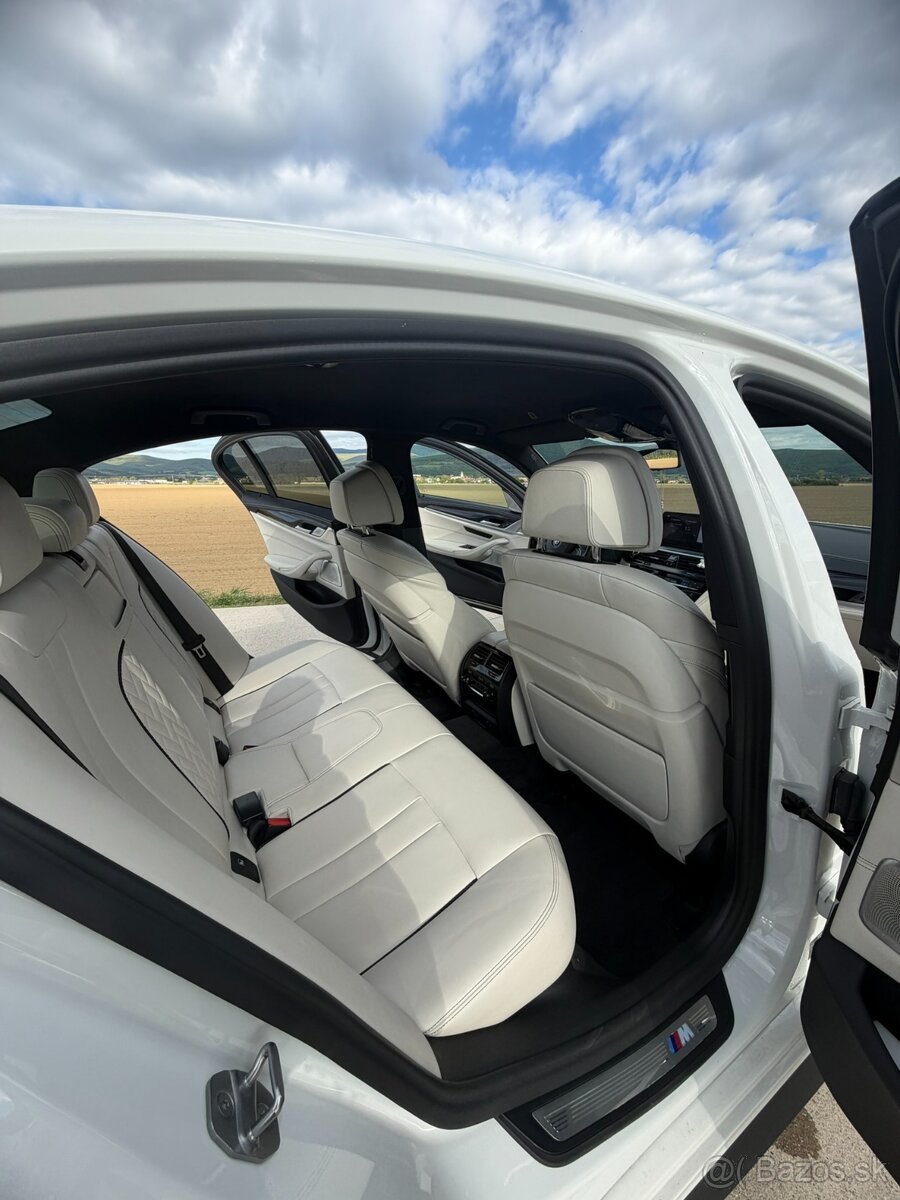 BMW M550i xDrive - 9