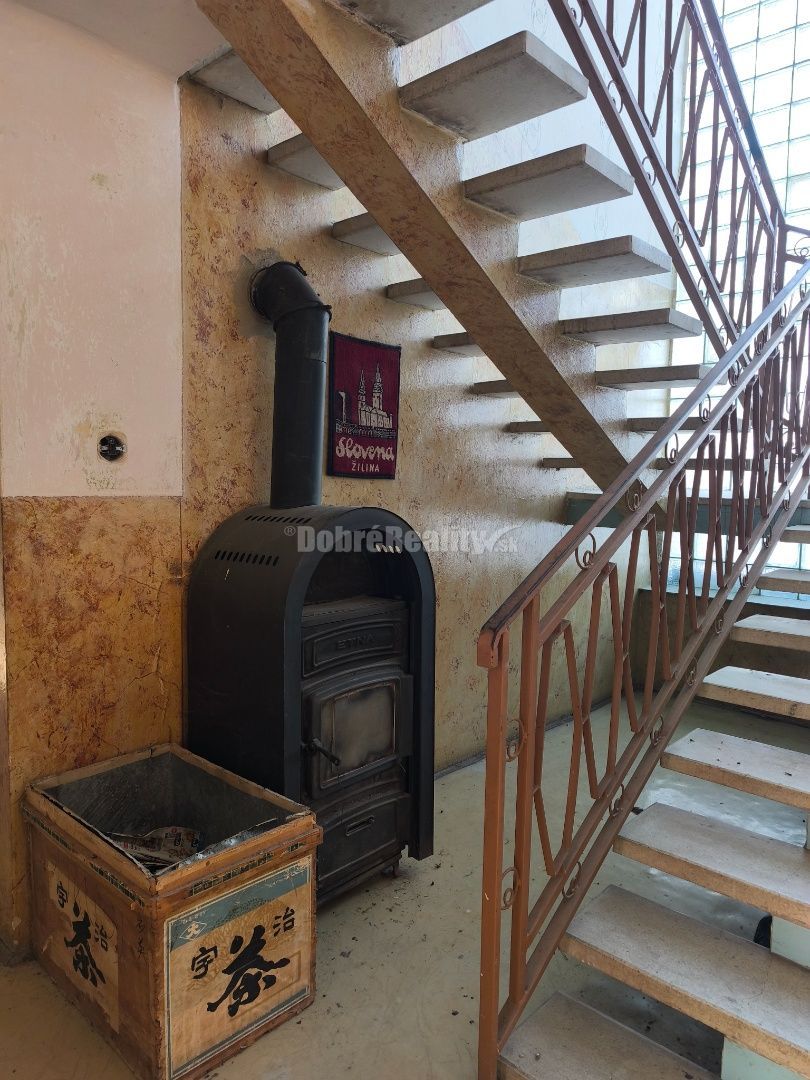Priestranný ,slnečný rodinný dom v pôvodnom stave , vhodný n - 9