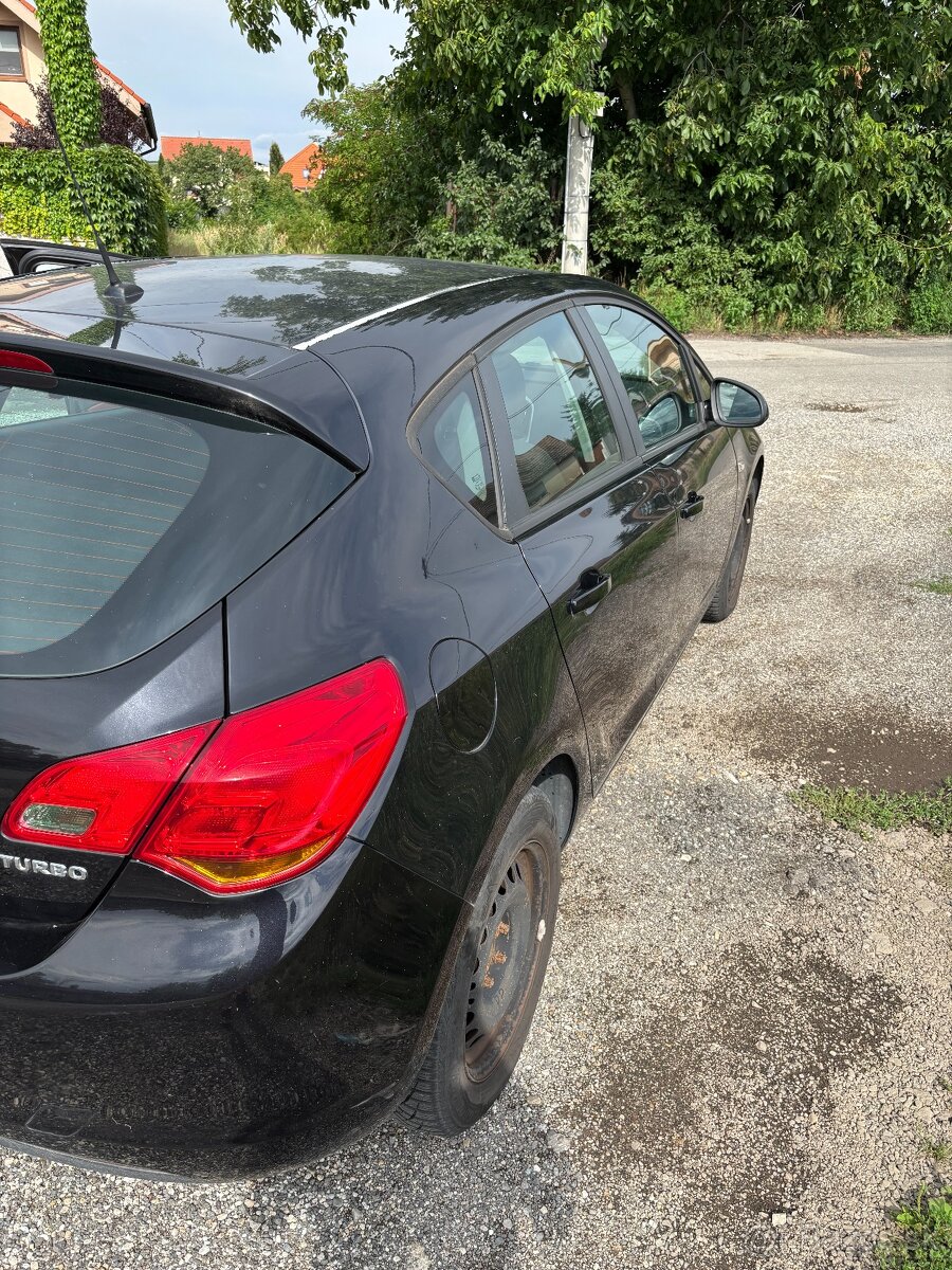 Predám Opel Astra 1.4 Turbo 140k Enjoy - 9