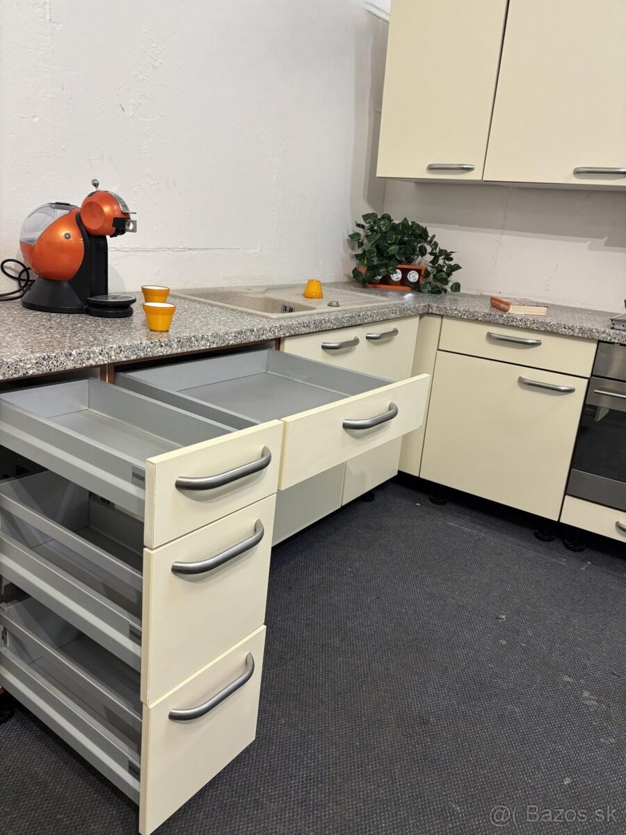Nadčasová kuchyňa LEONA - 9