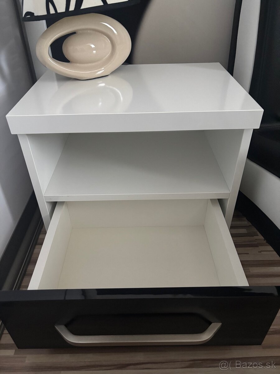 Posteľ, nočné stolíky, nočné lampy - 9